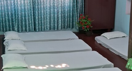 RAJ HOME STAYS Room Type - FAMILY ROOM