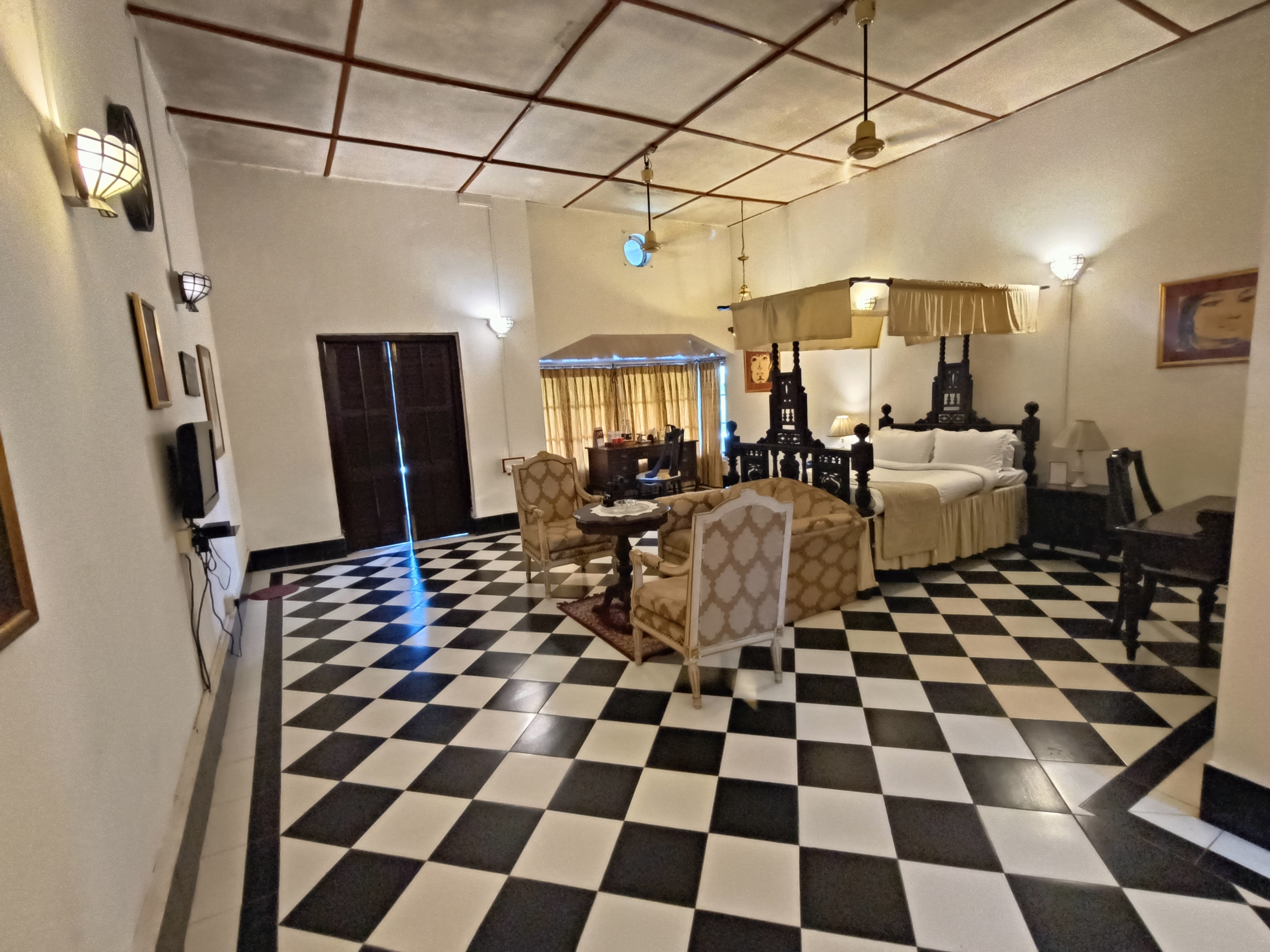 Mistry Sahib's Bungalow(Banyan Grove) - Tap to explore photos