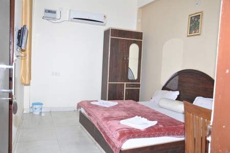 Hotel Royal Palace - Tap to explore photos