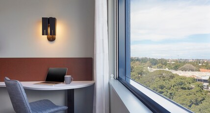 Holiday Inn Express Newcastle Room Type - 1 Queen Standard Birdwood Park View with Free Breakfast Holiday Inn Express Newcastle Room Type - 1 Queen Standard Birdwood Park View with Free Breakfast