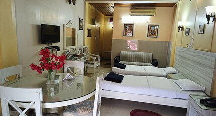 MAPLE LEAF HOTEL Room Type - Executive (Twin Beds)