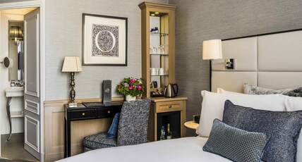 Sofitel Paris Baltimore Tour Eiffel Hotel Room Type - CLASSIC ROOM with 1 queen-size bed