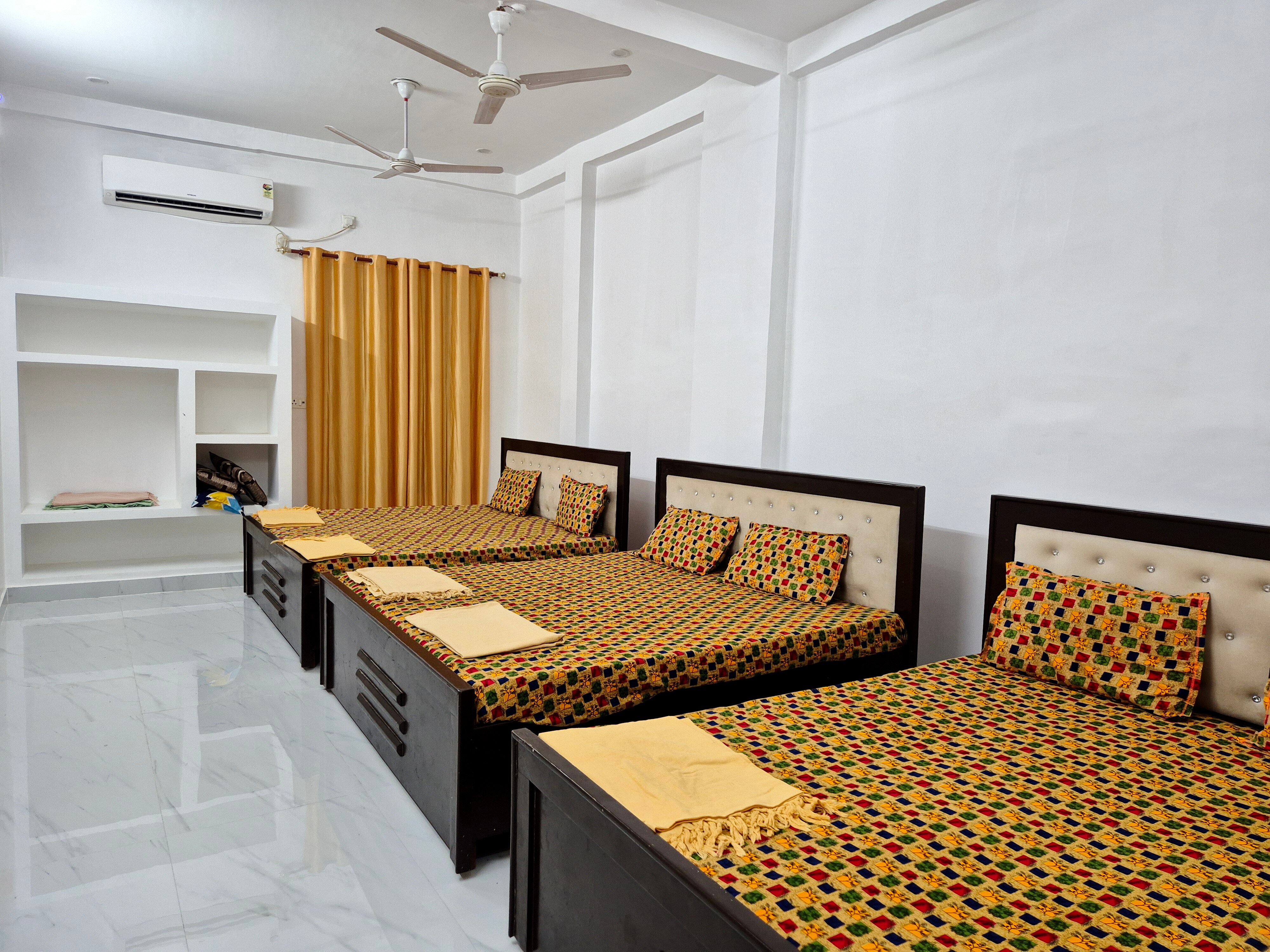 Shri Raghupati Guest House - Tap to explore photos