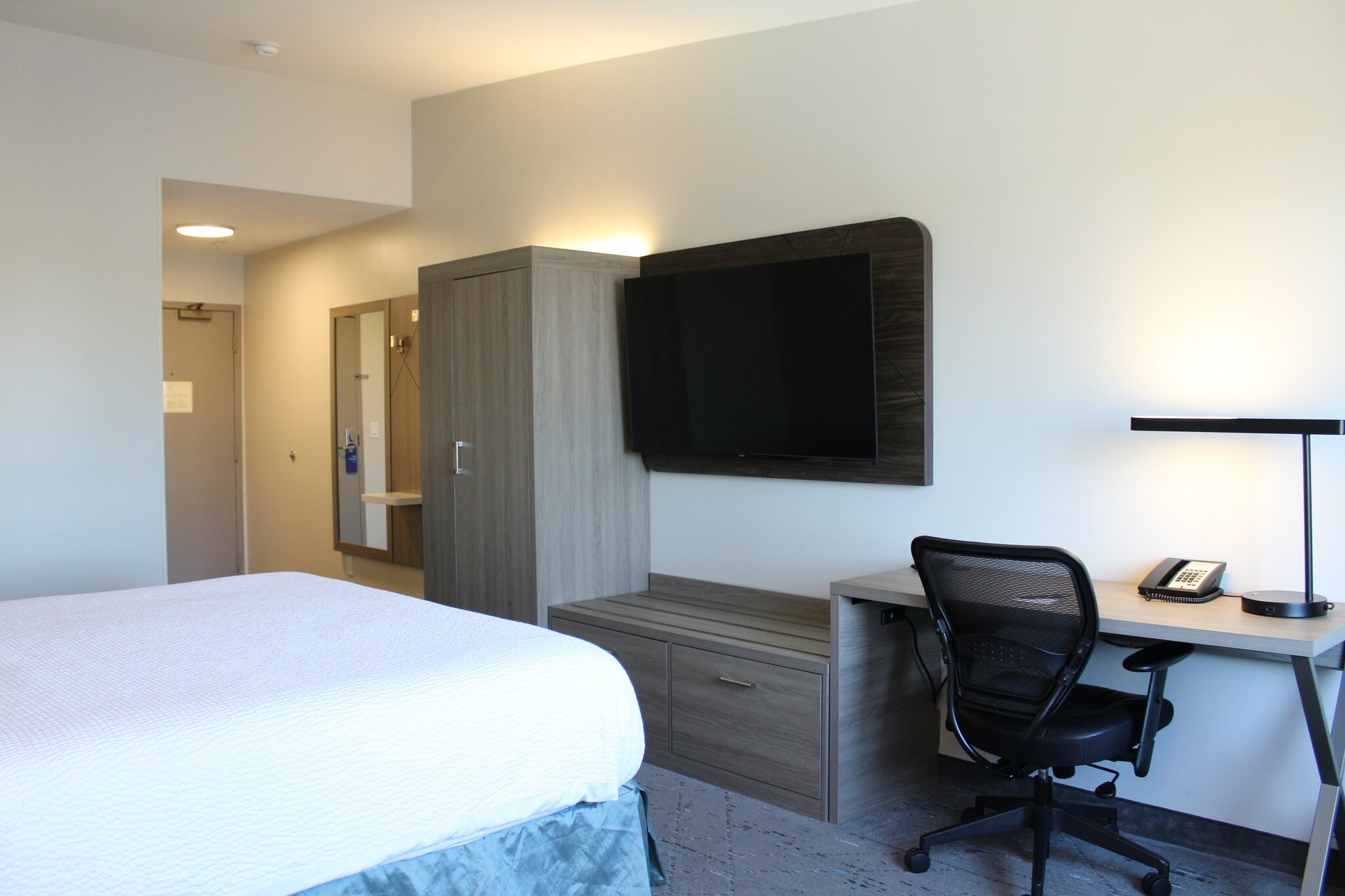 Holiday Inn Express BAKERSFIELD - Tap to explore photos