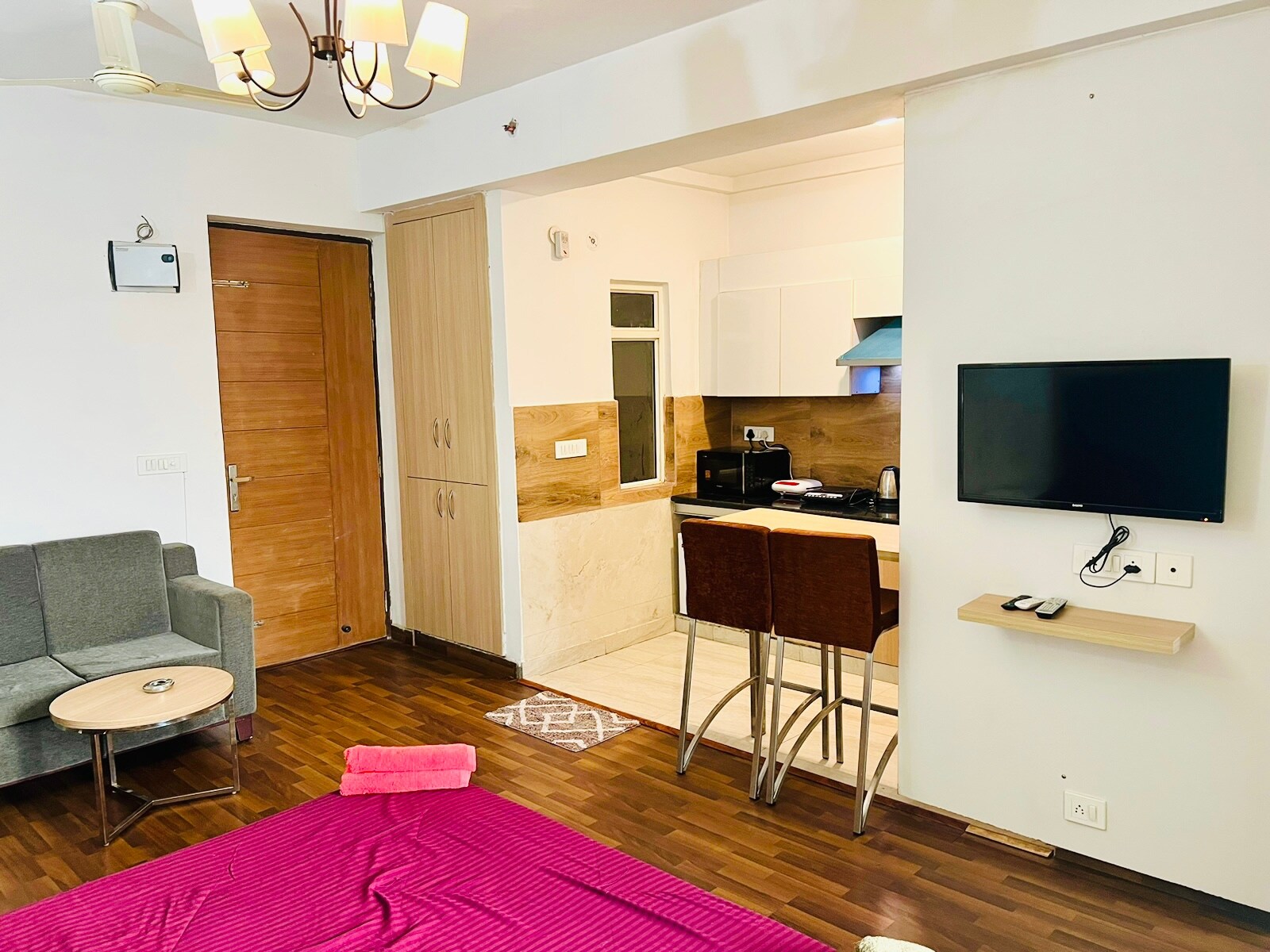 Noida lovely studio - Tap to explore photos