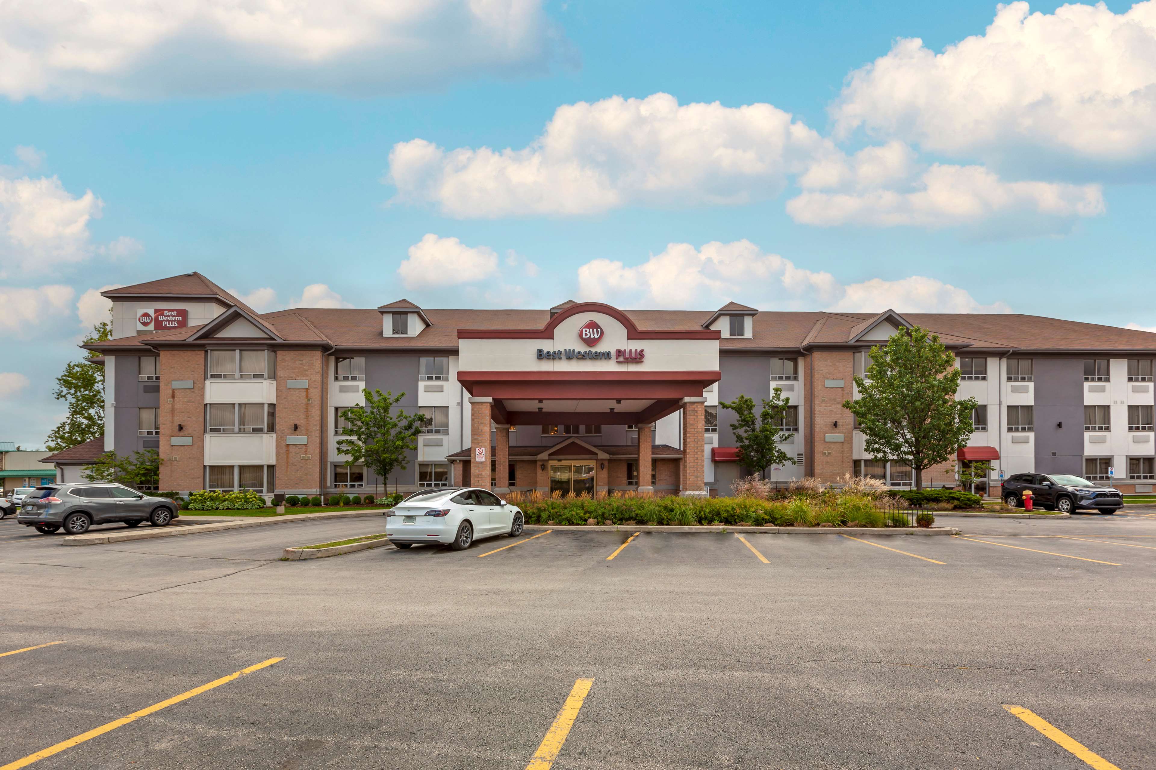 Best Western Plus Burlington Inn & Suites - Tap to explore photos