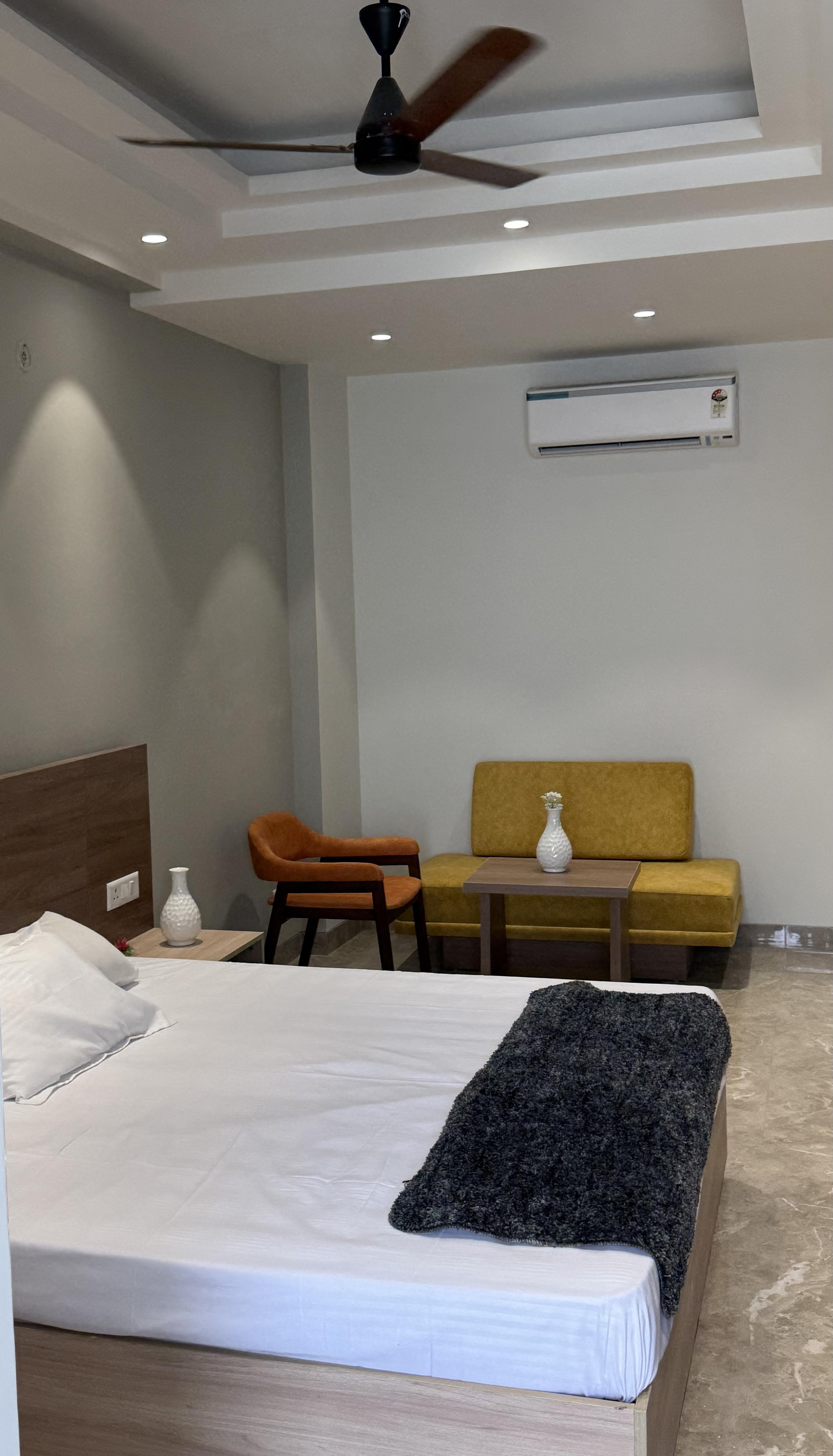 Cozy Studio Retreat near Star Mall, Gurugram - Tap to explore photos