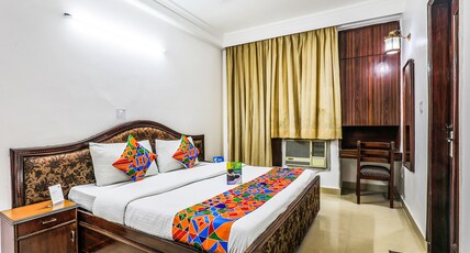 Via Hemkunt Mansion - Nr Noida Sector-15 Metro Room Type - Deluxe Room
