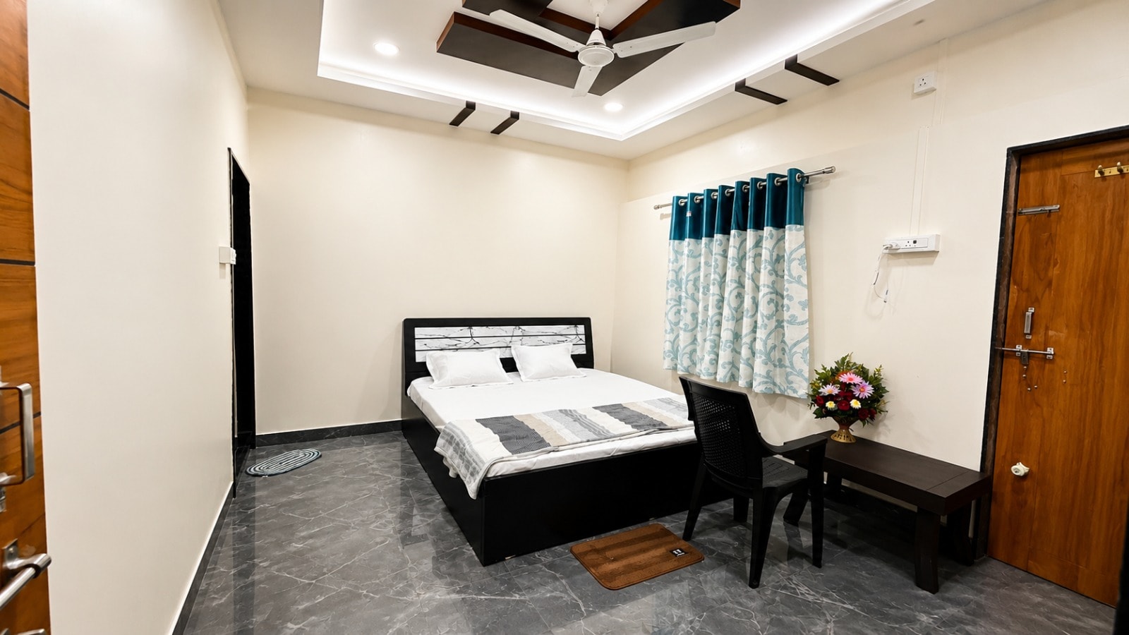 Hotel Yashdeep - Tap to explore photos