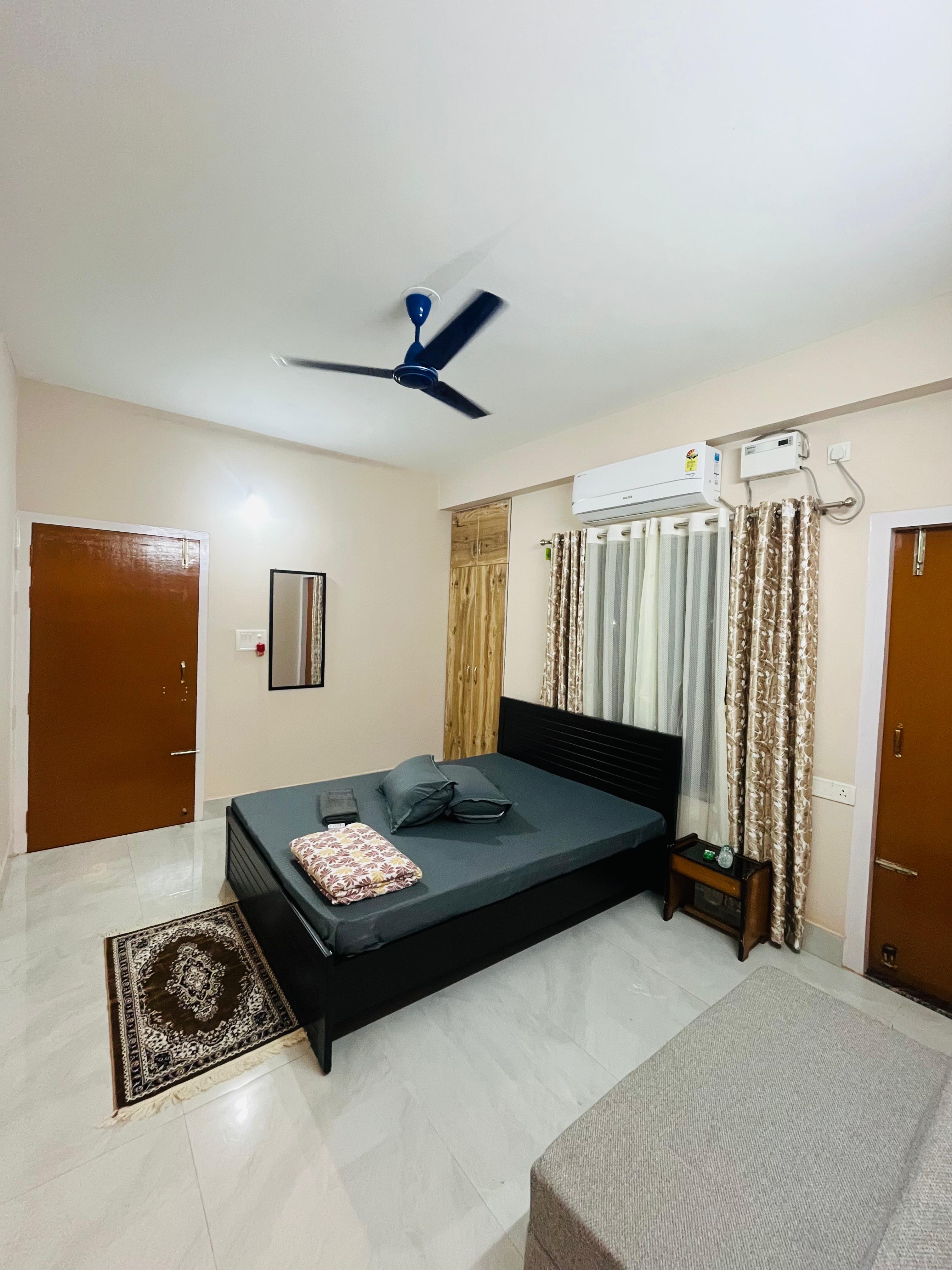 SkyNest Inn Approx 5 Min From Airport - Tap to explore photos