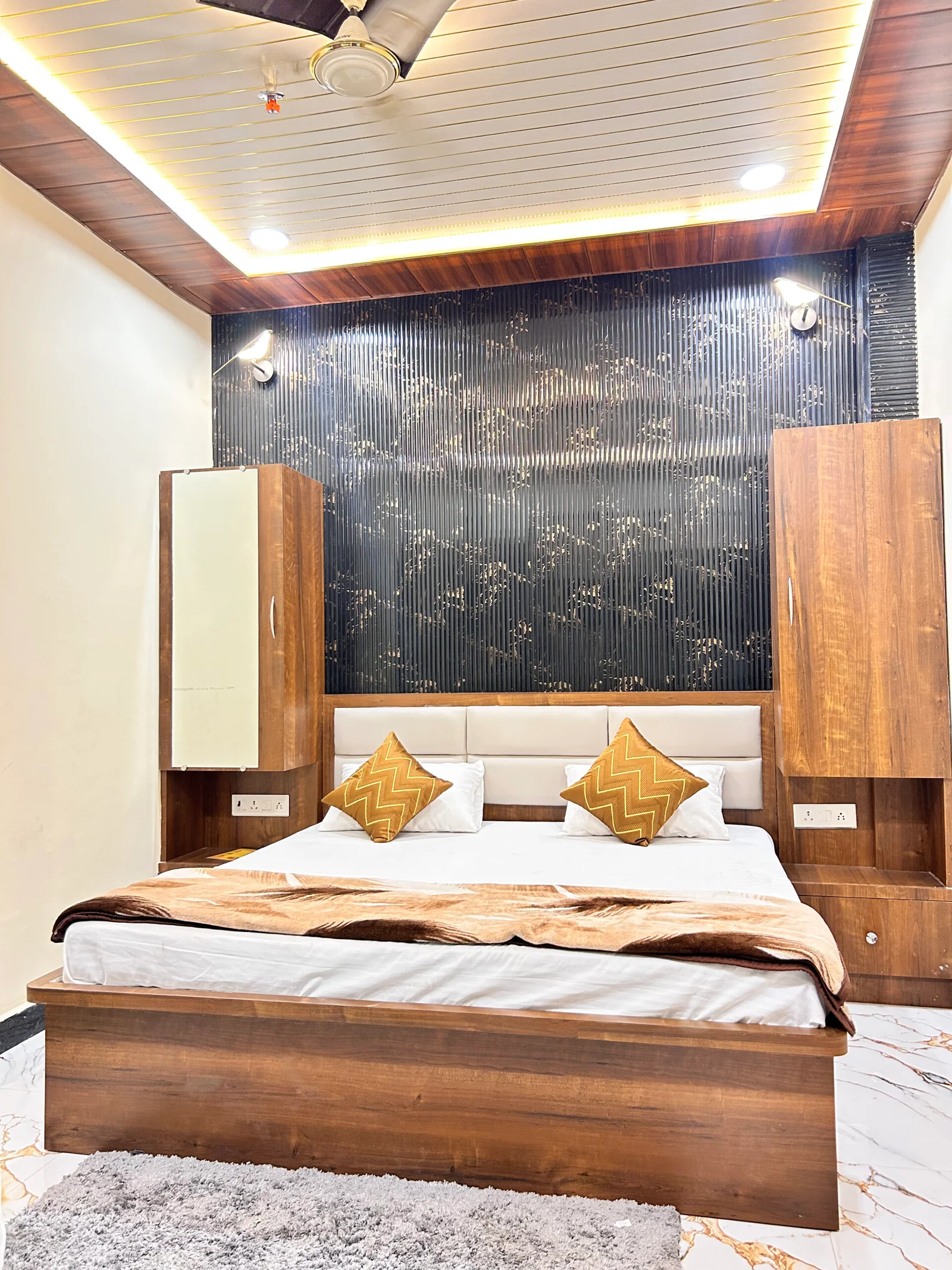 S R GUEST HOUSE Room Type - Deluxe Room