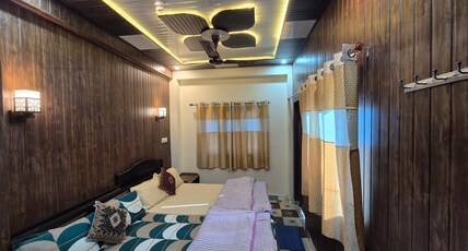 Bisht Hotel And Restaurant Room Type - Deluxe King Suite