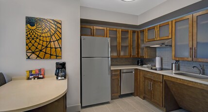 Staybridge Suites STERLING HEIGHTS - DETROIT Room Type - 1 Queen Studio Suite Communication Accessible