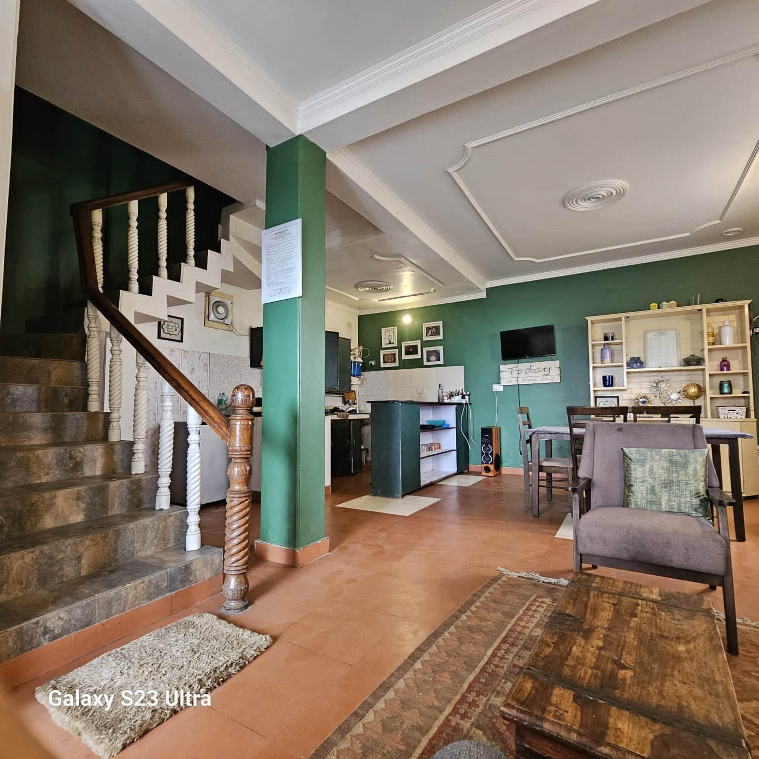 HR Windsong Homestay - Tap to explore photos