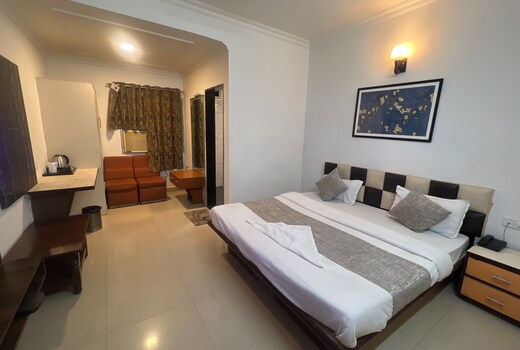 Hotel Golden Leaf.