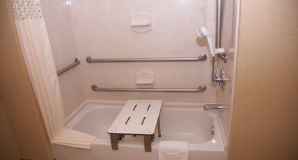 Hampton Inn & Suites by Hilton Hobbs Room Type - 1KNG MOB HEAR ACC W TUB NS
