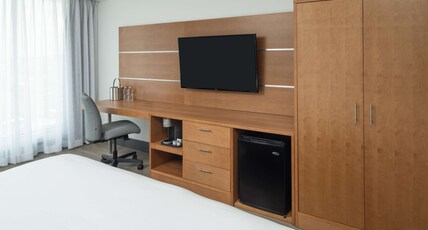 DoubleTree by Hilton Miami North I-95, FL Room Type - 1 KING BED DELUXE