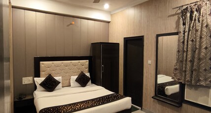 Hotel Aashray Room Type - Double Bed Room with Air Conditioning