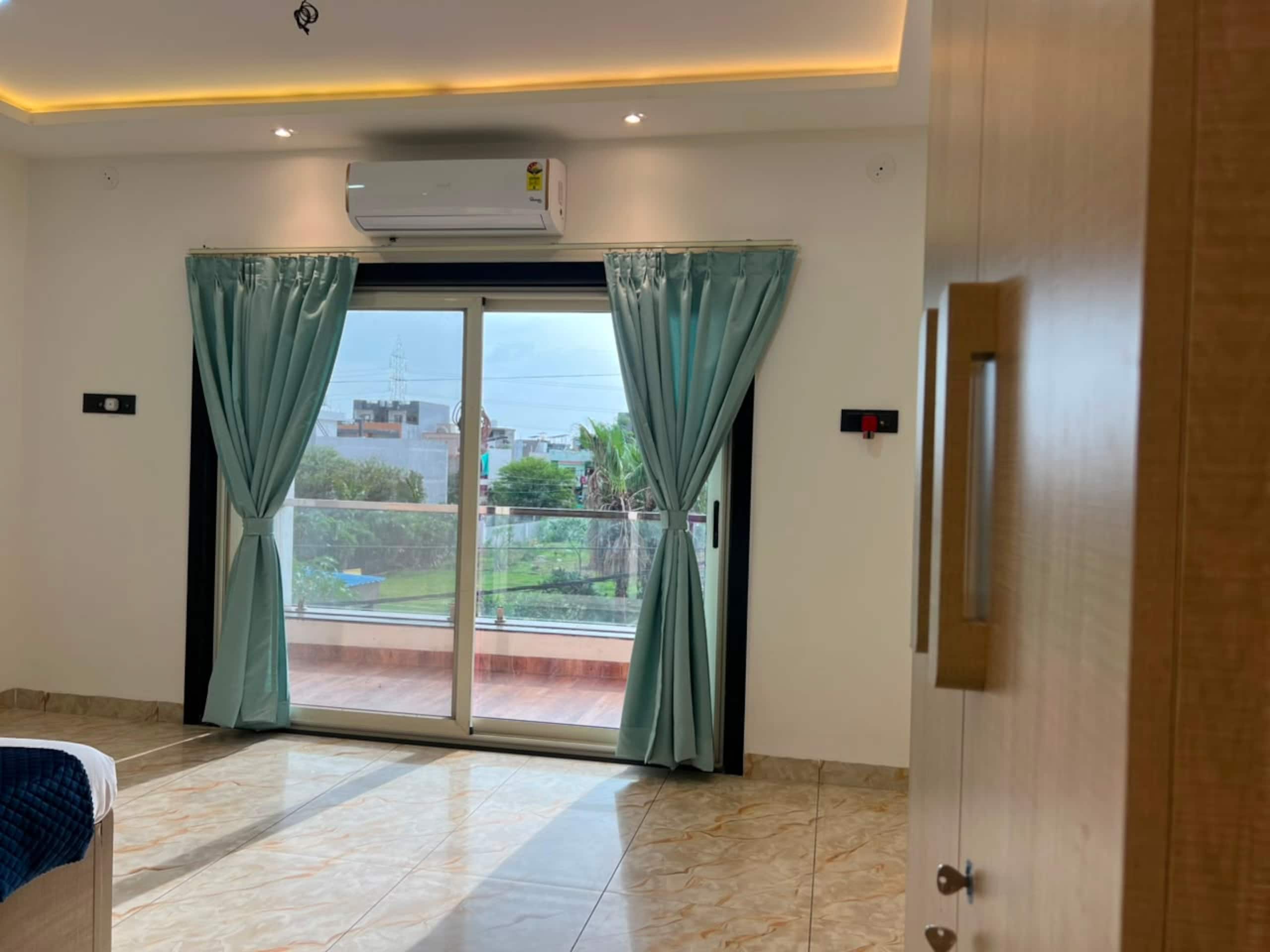SKY Elite Home Stays 3BHK Bunglow - Tap to explore photos