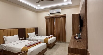 Hotel Saesha International Room Type - Luxury twin bedroom