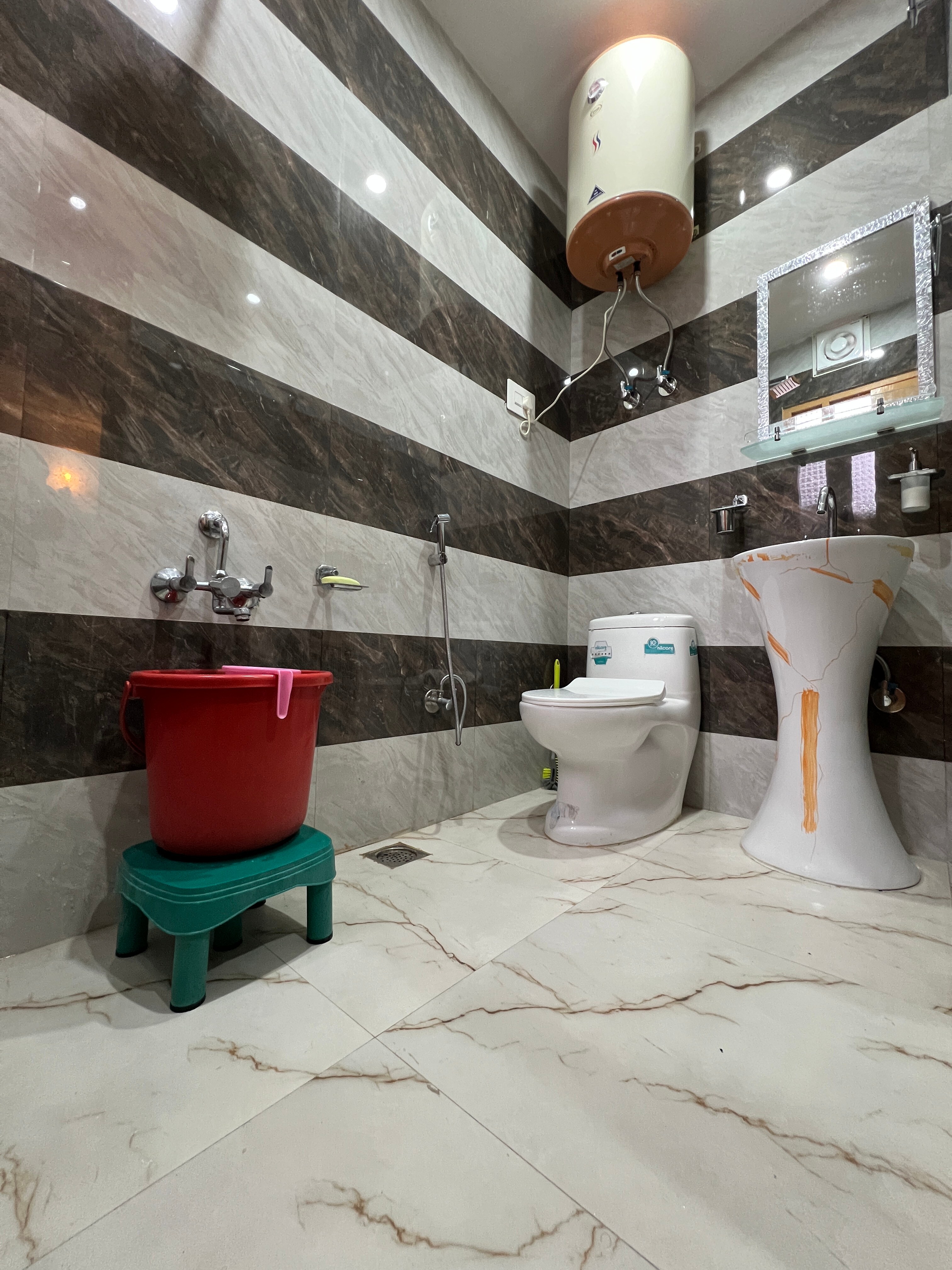 SUNSET CHALET - Tap to explore photos