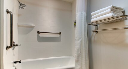 Holiday Inn Express Pittston - Scranton Airport Room Type - 1 Queen Standard Comm Mobil Access Tub
