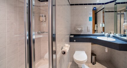 Holiday Inn Express POOLE Room Type - 1 Double Standard with Free Hot Breakfast Holiday Inn Express POOLE Room Type - 1 Double Standard with Free Hot Breakfast