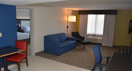 Holiday Inn Express & Suites WATERVILLE - NORTH Room Type - 1 King 2 Queen 2 Bedroom Suite