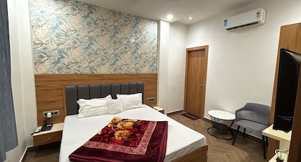 Comfort Inn Room Type - Deluxe Room with King Bed Comfort Inn Room Type - Deluxe Room with King Bed