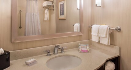 Hilton Garden Inn Bristol Room Type - 2 QUEEN BEDS