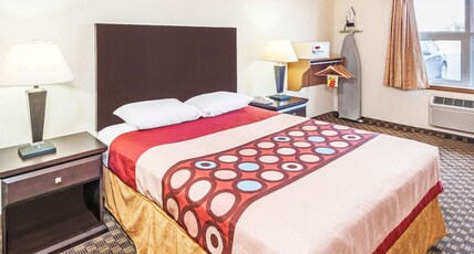 Super 8 by Wyndham Calgary/Airport Room Type - 1 Queen Bed, Accessible Room, Non-Smoking