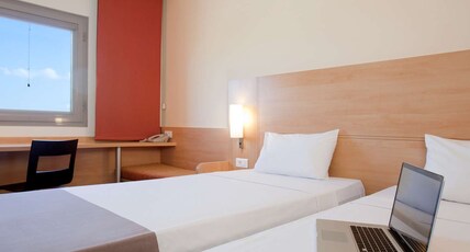 ibis Bursa Room Type - Room with 2 single beds equipped with the new bedding