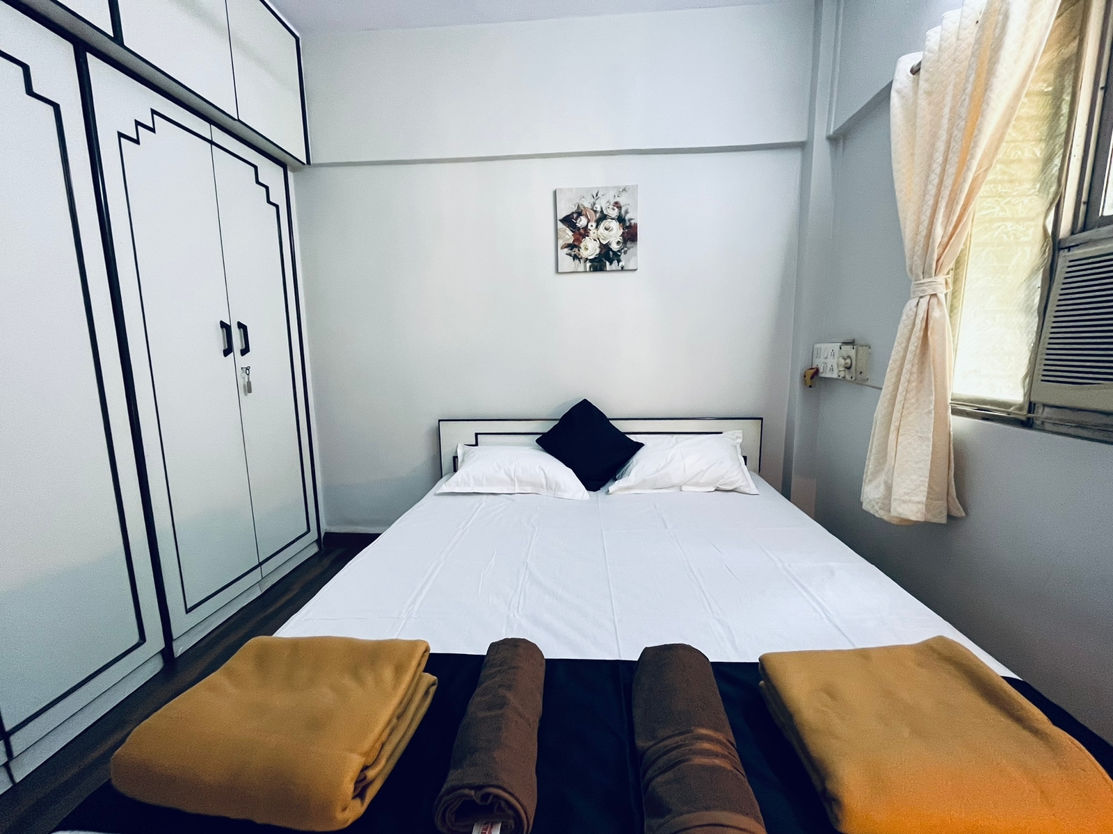 LA WOODLAND 2BHK SERVICE APARTMENT - Tap to explore photos