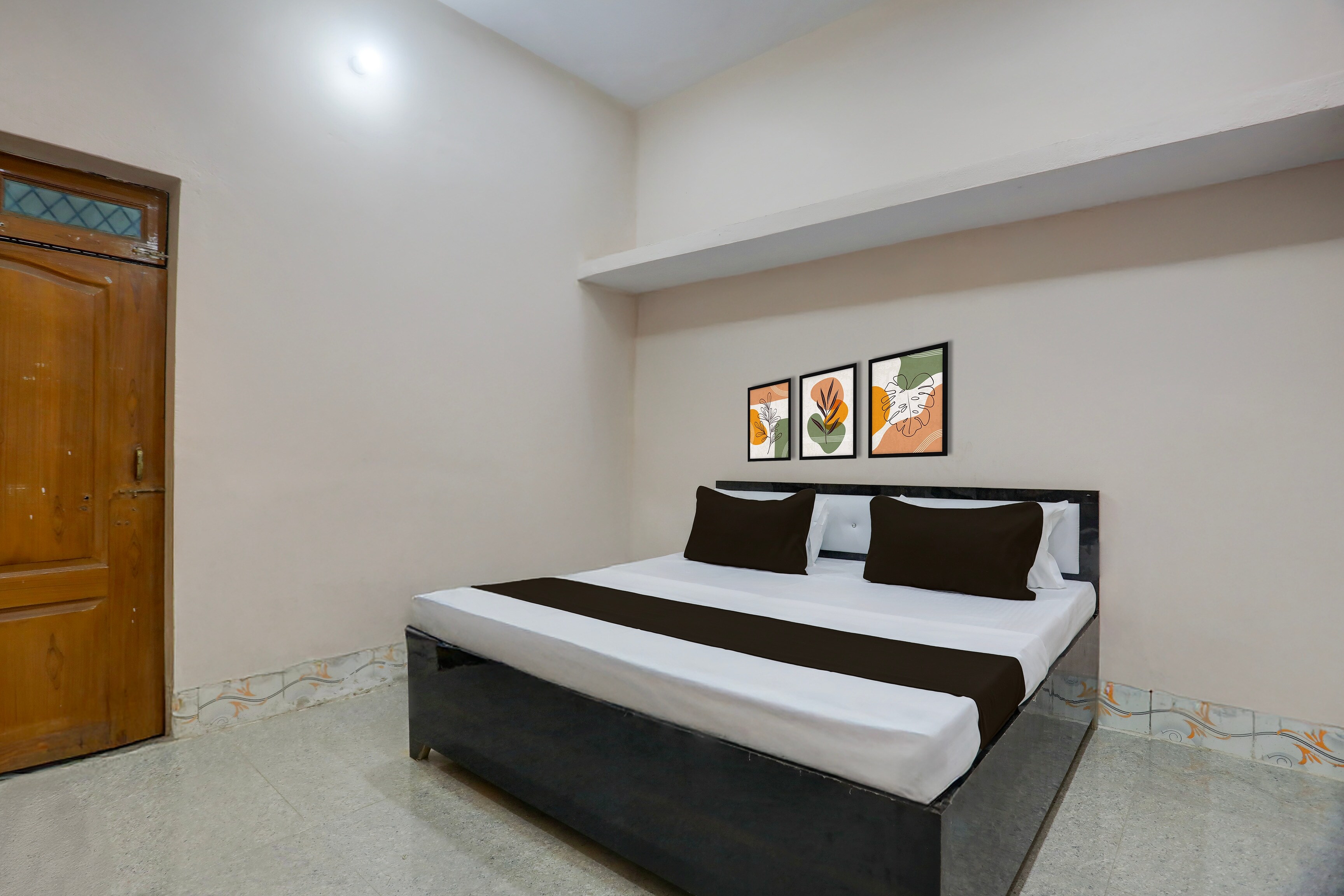 SPOT ON by OYO Royal Hotel - Tap to explore photos