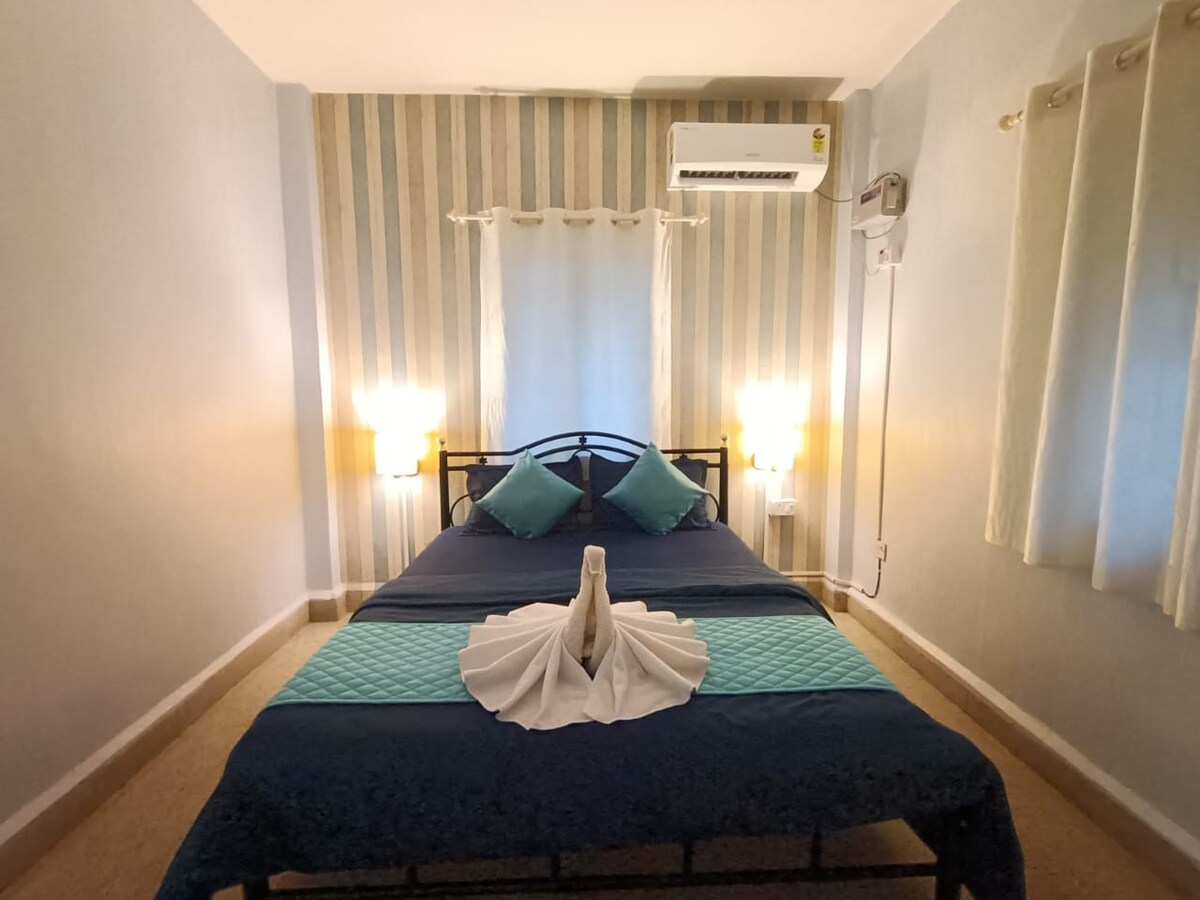 3BHK Flat on Candolim Beach Road With AC and Pool SP3 - Tap to explore photos