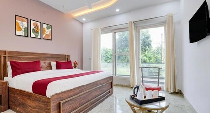 Super Hotel Pari Chowk Formerly The Divine KRC Room Type - Classic Room with Balcony