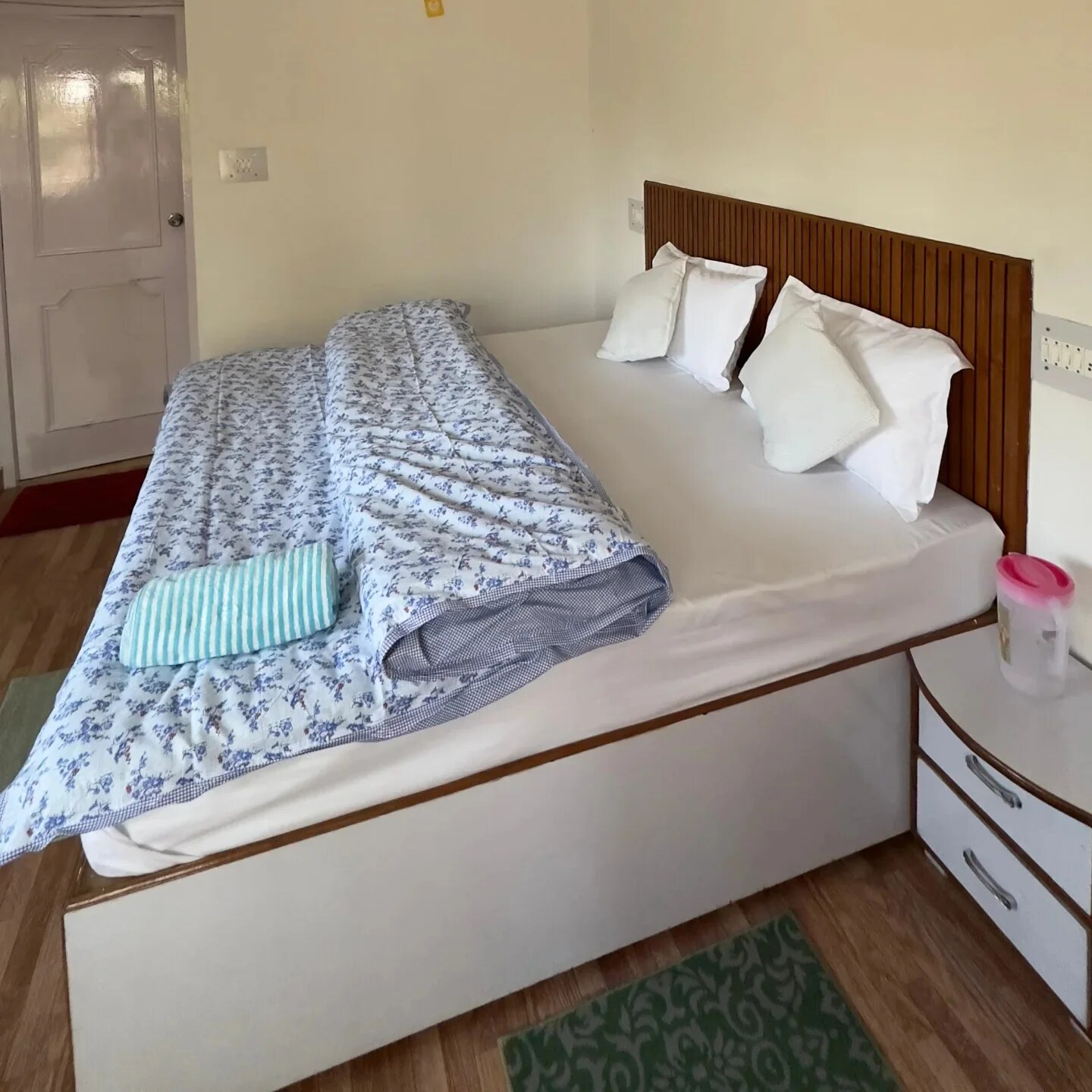 Bir Rooms & Cottages Near Chougan Chowk - Tap to explore photos