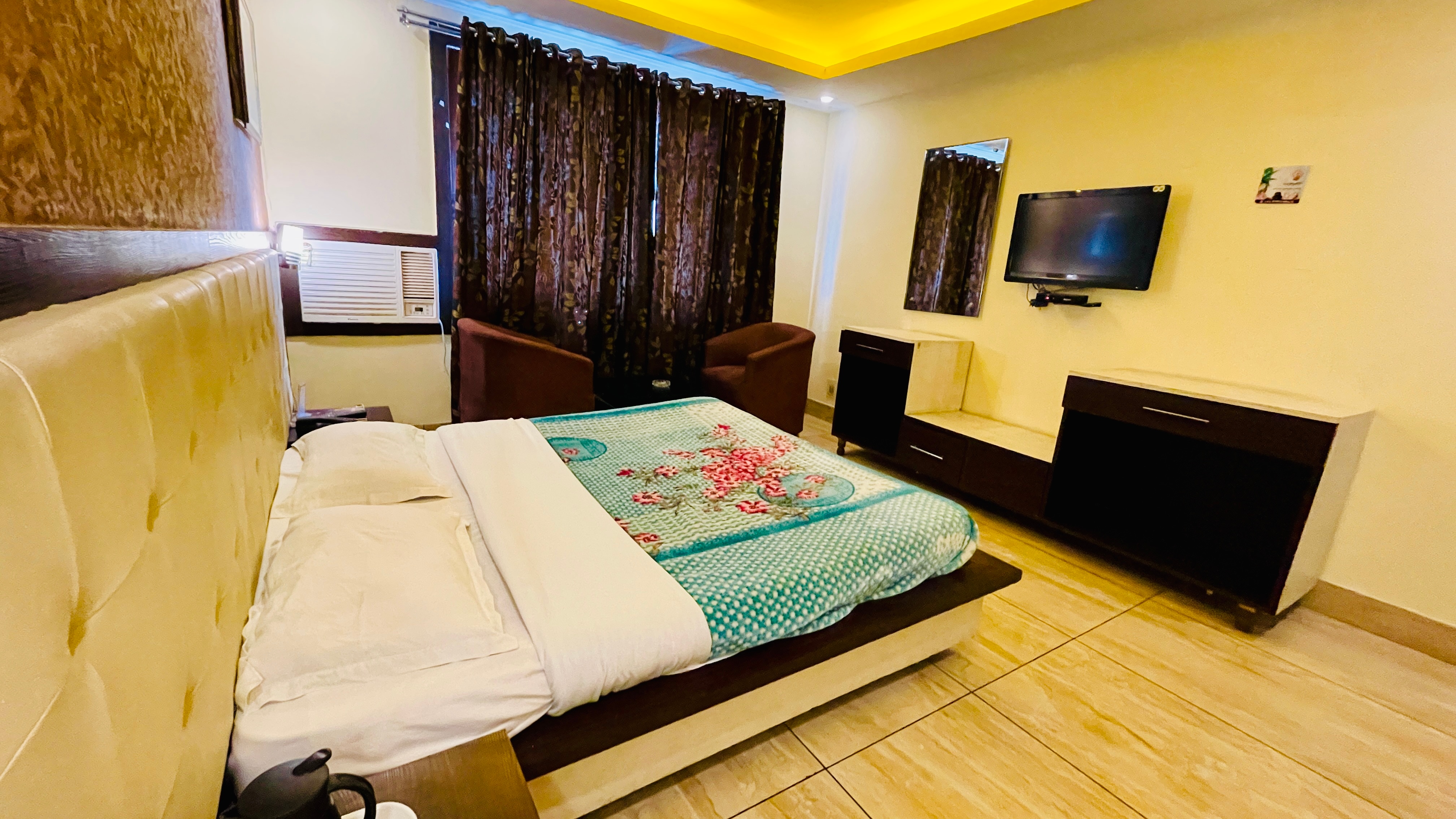 Hotel Premier - Tap to explore photos