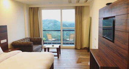 Hotel Chail Residency Room Type - Deluxe Room with Private Balcony Lower Floor (Valley View)