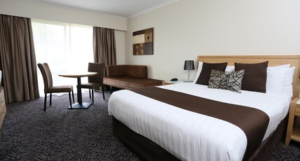 Best Western Plus Hovell Tree Inn Room Type - 1 Queen Bed, Non-Smoking, Deluxe Room, Balcony, Walk In Shower, Pillow Top Mattress, Wi-Fi