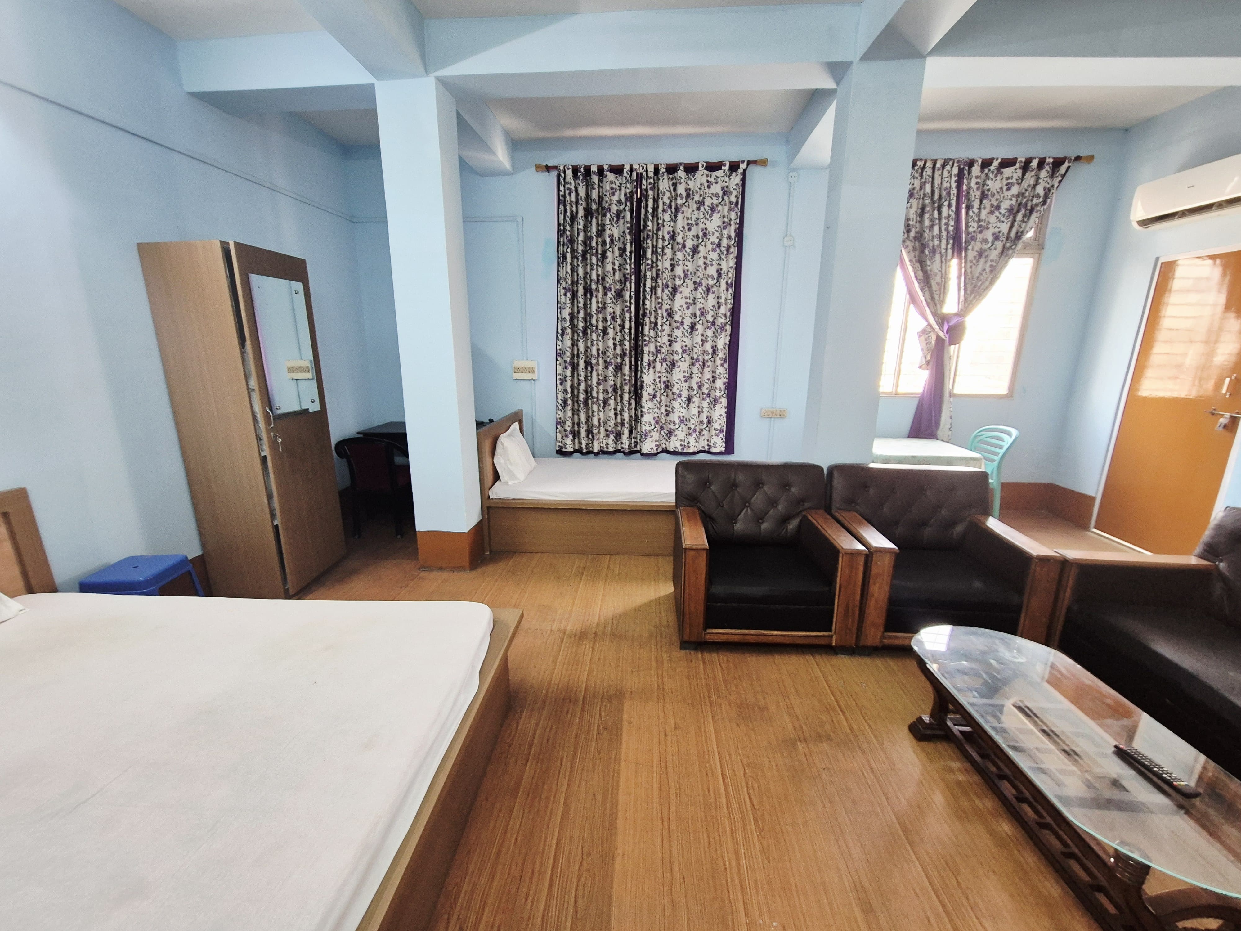 Dhanshiri Inn | 5Min from Downtown Hospital - Tap to explore photos
