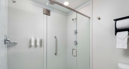 Hampton Inn Stafford/Quantico & Conference Center, VA Room Type - SPC PRICE KNG BED-NON SMKG