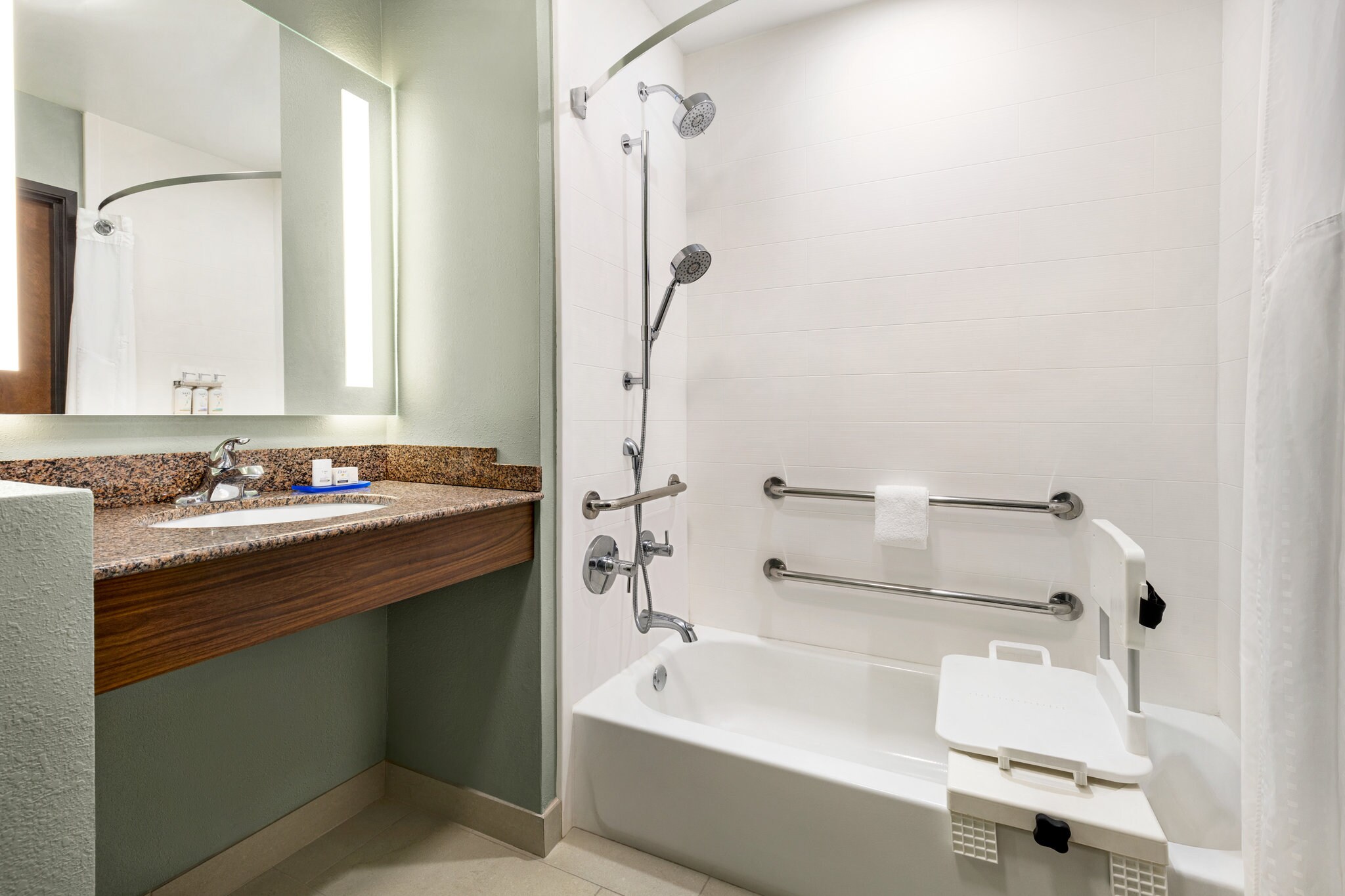 Holiday Inn Express & Suites WAYCROSS - Tap to explore photos