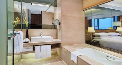 Crowne Plaza BEIJING SUN PALACE Room Type - 1 King 1 Bdrm Ste Living Lounge Access