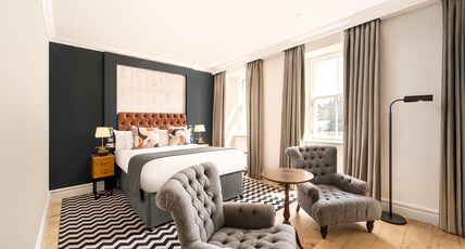 Hotel Indigo EDINBURGH - PRINCES STREET, an IHG hotel Room Type - 1 Queen Suite City View Hotel Indigo EDINBURGH - PRINCES STREET, an IHG hotel Room Type - 1 Queen Suite City View