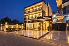 Hotel Warm Welcome Inn 26 - Near Sector 18 Metro Noida