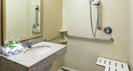 Holiday Inn Express GRANTS PASS Room Type - 1 King Bed Suite Comm Access Roll Shwr