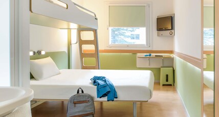 ibis budget Nancy Porte Sud Room Type - TRIPLE - Room with a large bed and a bunk bed