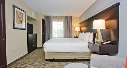 Staybridge Suites AUSTIN SOUTH INTERSTATE HWY 35 Room Type - 1 King Bed Studio Suite Mobil Access Tub