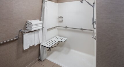 Holiday Inn Express St. Louis West - O'Fallon Room Type - 1 King Standard Mobil Access Roll Shower